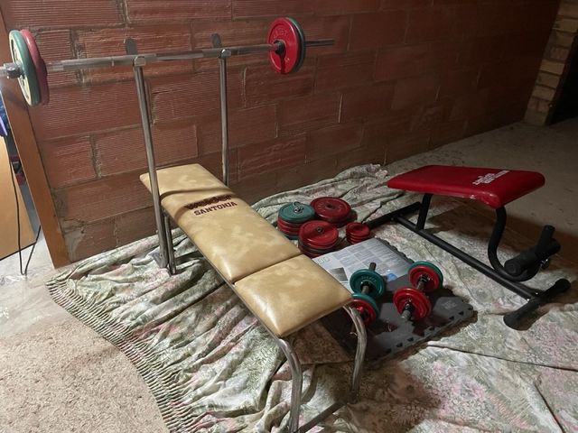Banco pesas + mancuernas: equipo musculación