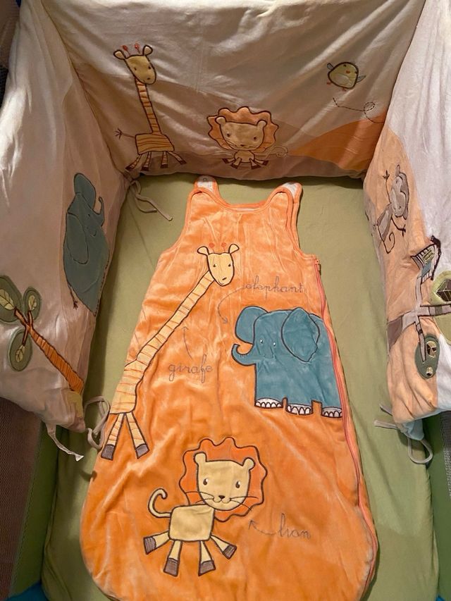 Lote protecor y saco polar cuna Kiabi