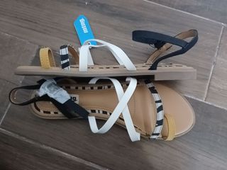 Sandalias Mustang blancas y negras - 39