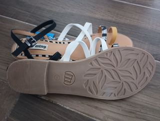 Sandalias Mustang blancas y negras - 39