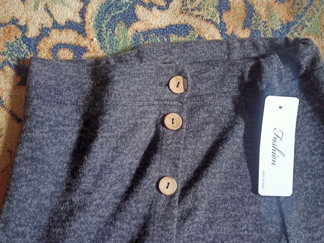 Falda larga de lana gris con botones