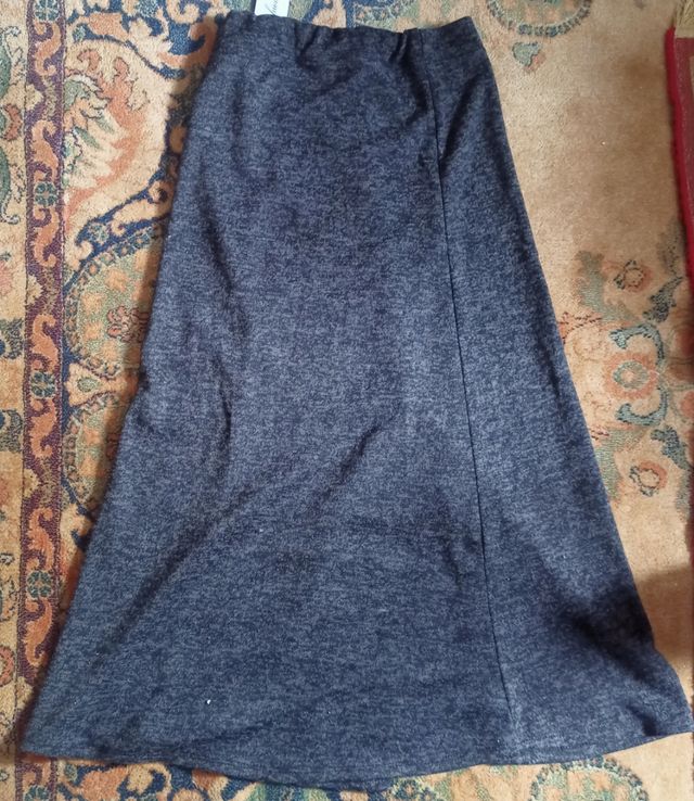 Falda larga de lana gris con botones