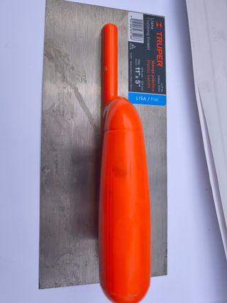 Llana con mango de plástico truper