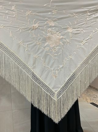 Mantón de manila de pico marfil