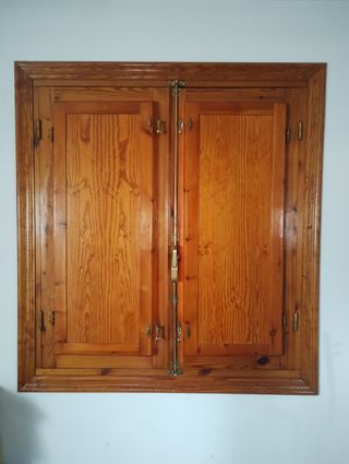 Ventana madera maciza con postigos 130x115