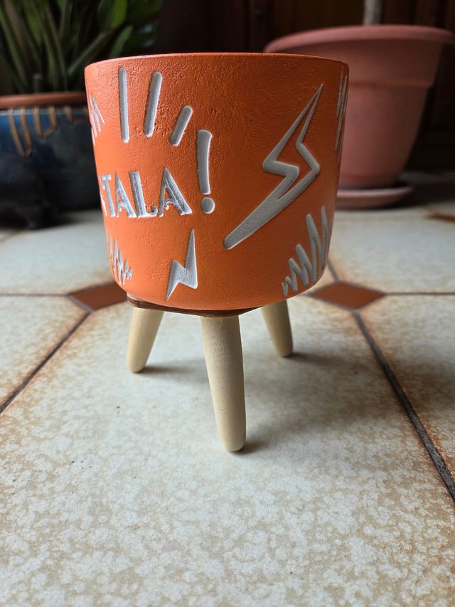 Portavaso arancione in terracotta