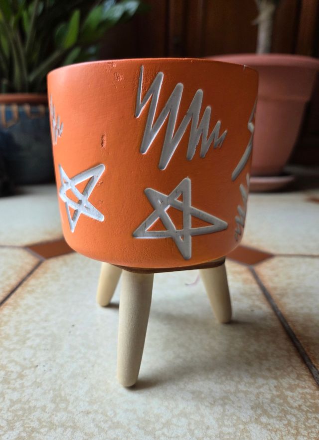 Portavaso arancione in terracotta