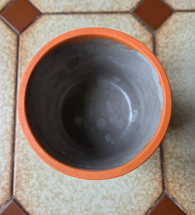 Portavaso arancione in terracotta