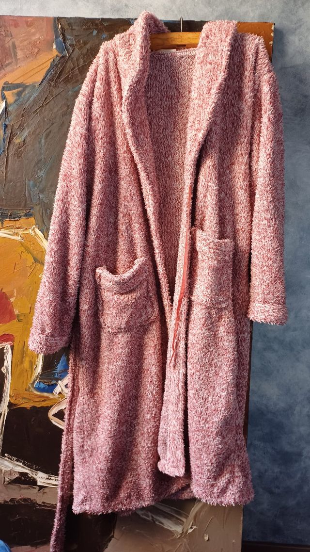 Albornoz Bata de baño pelo color blanco y burdeos.