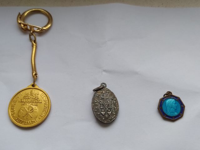 2 Medaglie religiose e 1 ciondolo Papa, Madonna