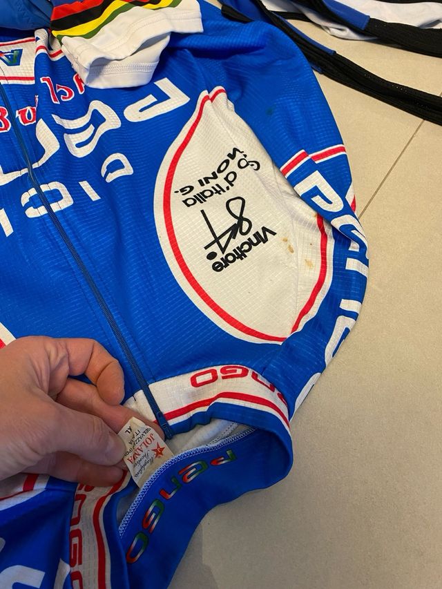 Abbigliamento da ciclsimo professionisti. No campagnolo colnago