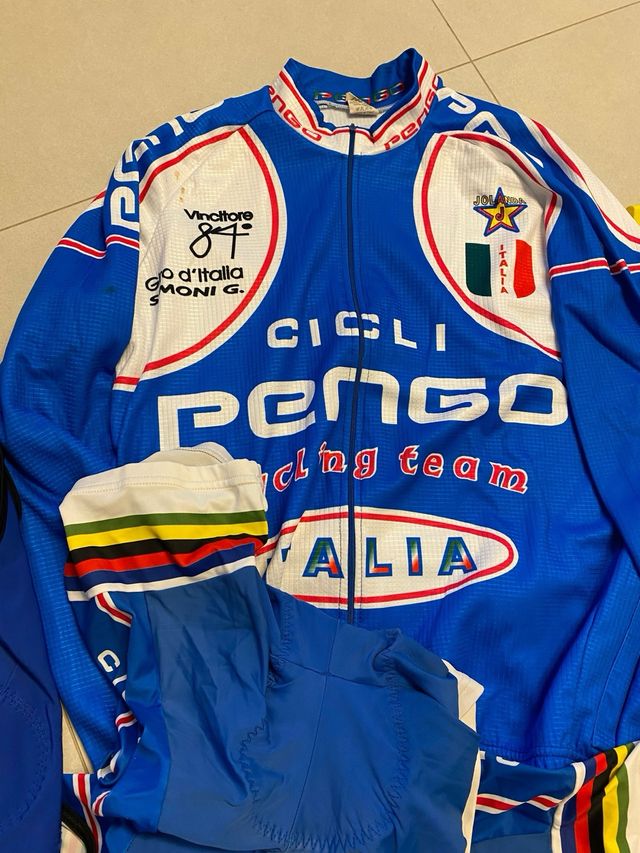 Abbigliamento da ciclsimo professionisti. No campagnolo colnago