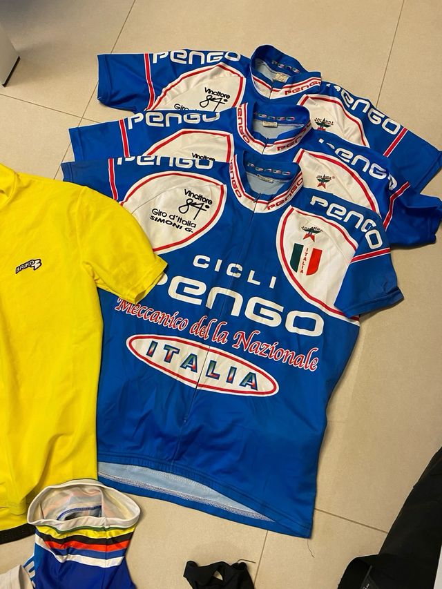 Abbigliamento da ciclsimo professionisti. No campagnolo colnago