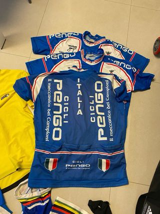 Abbigliamento da ciclsimo professionisti. No campagnolo colnago