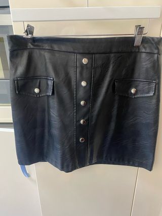 Falda negra polipiel  corta, botones falsos