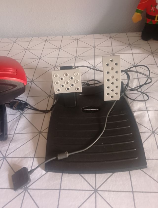 Volante y pedales consola 