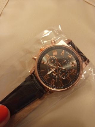 Reloj pulsera dorado y negro