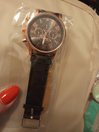 Reloj pulsera dorado y negro