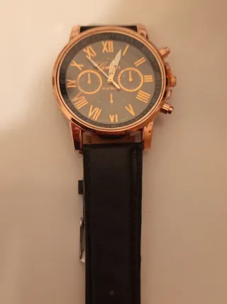 Reloj pulsera dorado y negro