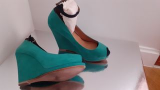 Zapato de cuña de vestir.
