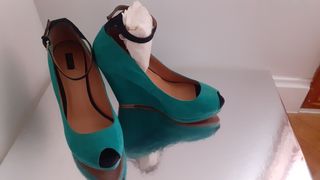 Zapato de cuña de vestir.