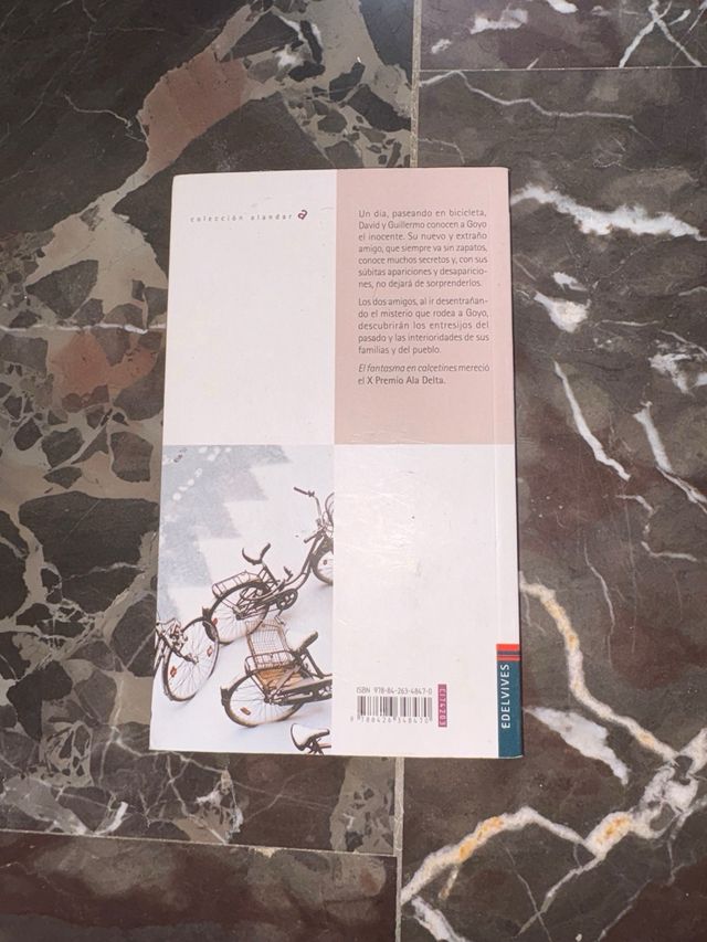 El fantasma en calcetines