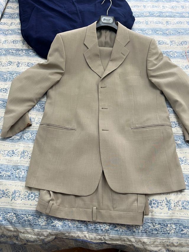 Traje beige hombre