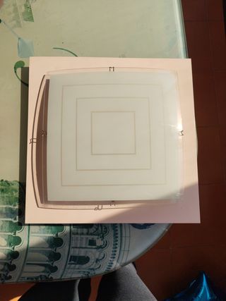 Plafón de techo rosa y blanco