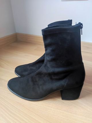 Botines negros ante mujer