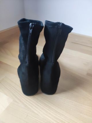 Botines negros ante mujer