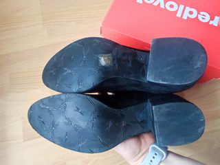 Botines negros ante mujer