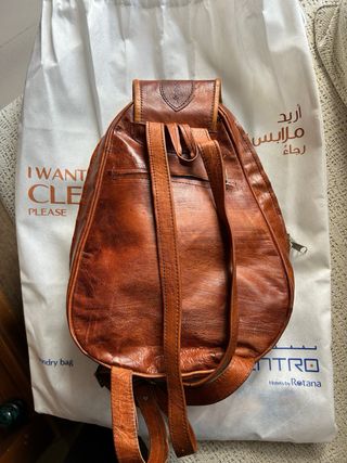 Bolso mochila artesanal de piel.