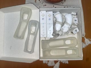 Wii blanca + 2 mandos + 2 nunchuk + volante 
