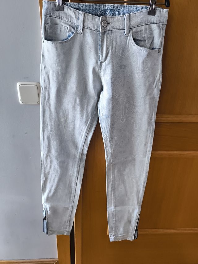 Vaqueros pitillo blancos