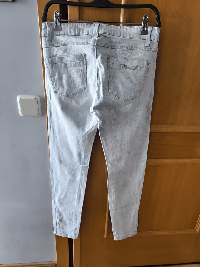 Vaqueros pitillo blancos