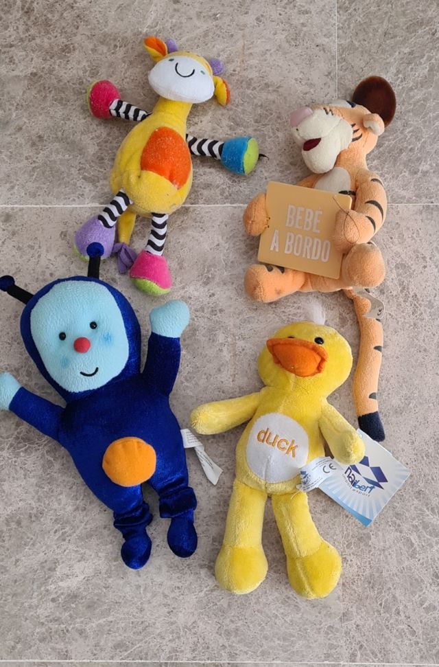 4 Peluches Bebe: Jirafa, Tigre, Insecto, Pato