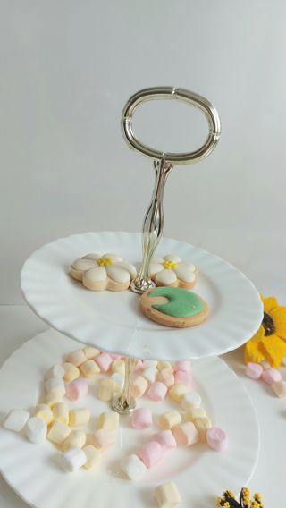Preciosa etagere o pastelera porcelana 