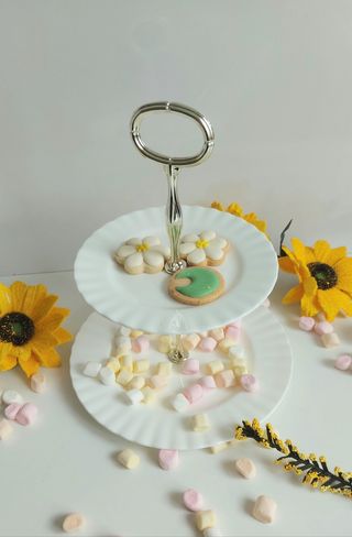Preciosa etagere o pastelera porcelana 