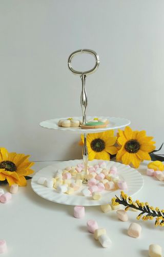 Preciosa etagere o pastelera porcelana 