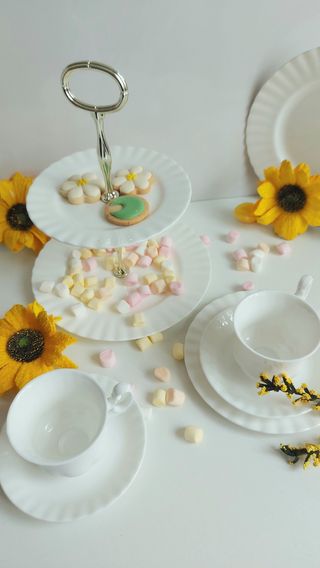 Preciosa etagere o pastelera porcelana 