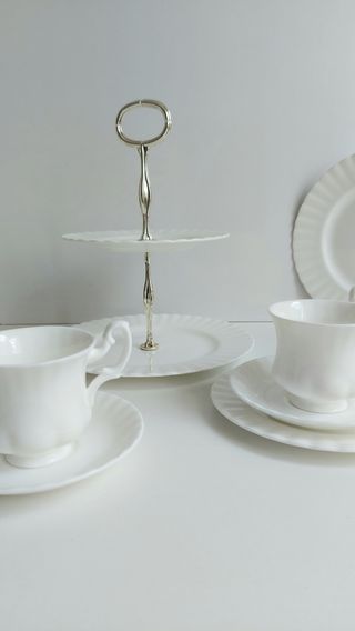 Preciosa etagere o pastelera porcelana 