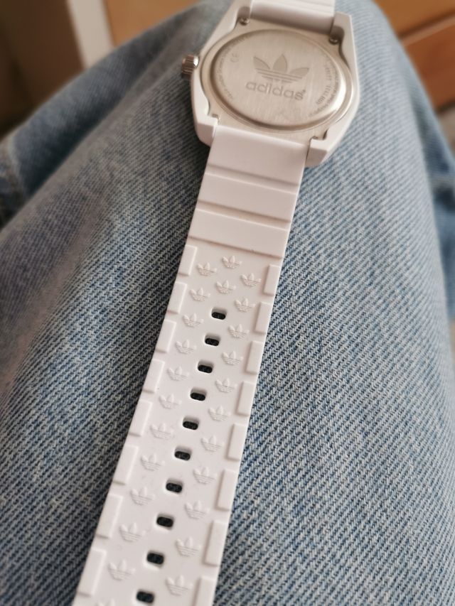 Reloj Adidas blanco y azul