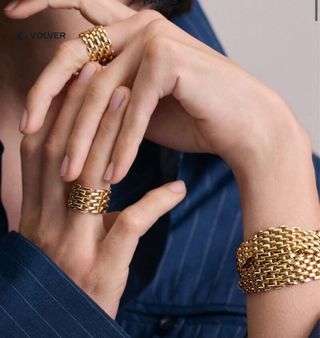 Pulsera dorada estilo reloj