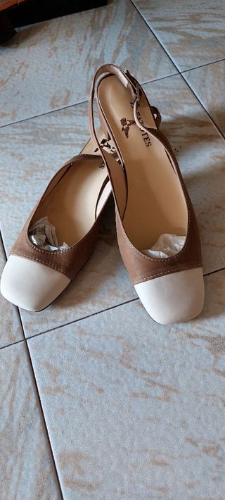Zapatos tacón bajo beige-blanco. Talla 43