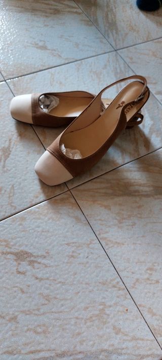Zapatos tacón bajo beige-blanco. Talla 43