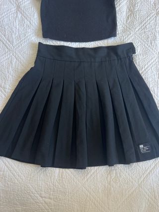 Falda Bershka y top Zara