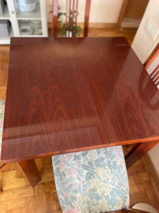 Mesa de comedor extensible con 4 sillas de madera