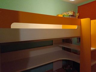 Cama litera con escritorio integrado