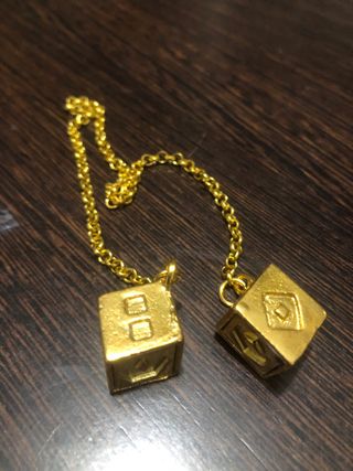 Colgante Dados Dorados Galácticos Suerte de Contrabandista