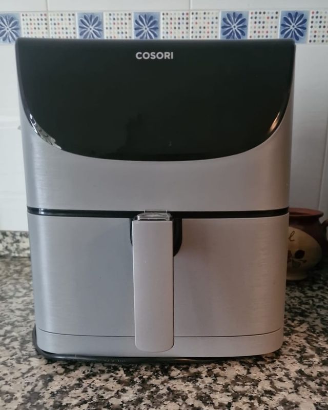 Freidora de aire 5,5 litros marca Cosori.